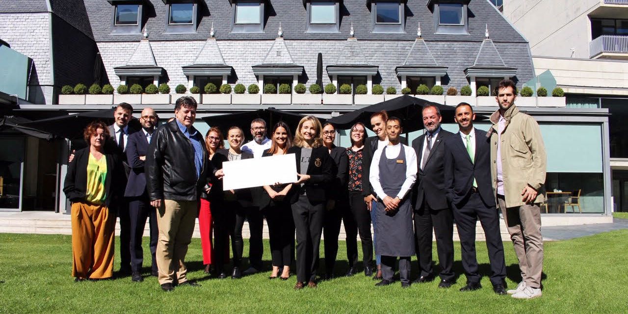 L’equip de l’Andorra Parl Hotel dona 2.000 € a ASSANDCA L'Andorra Park Hotel dona dos mil euros a ASSANDCA per a la lluita contra el càncer