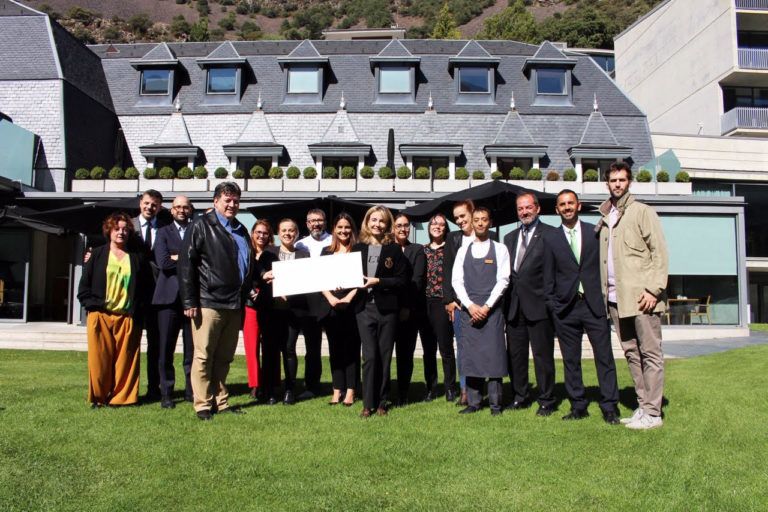 L’equip de l’Andorra Parl Hotel dona 2.000 € a ASSANDCA L'Andorra Park Hotel dona dos mil euros a ASSANDCA per a la lluita contra el càncer