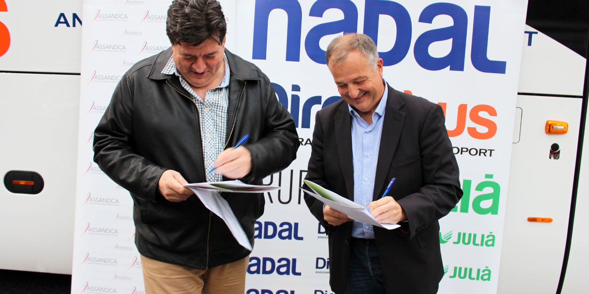 Signatura conveni ASSANDCA – Autocars Nadal Josep Saravia i Bartomeu Gabriel signen la renovació del conveni entre ASSANDCA i Autocars Nadal