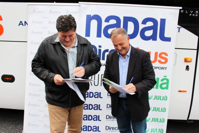 Josep Saravia i Bartomeu Gabriel signen la renovació del conveni entre ASSANDCA i Autocars Nadal