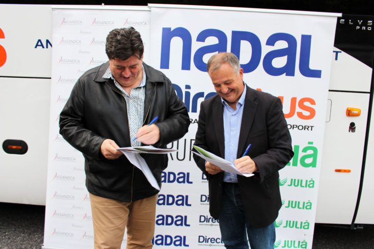 Signatura conveni ASSANDCA – Autocars Nadal Josep Saravia i Bartomeu Gabriel signen la renovació del conveni entre ASSANDCA i Autocars Nadal
