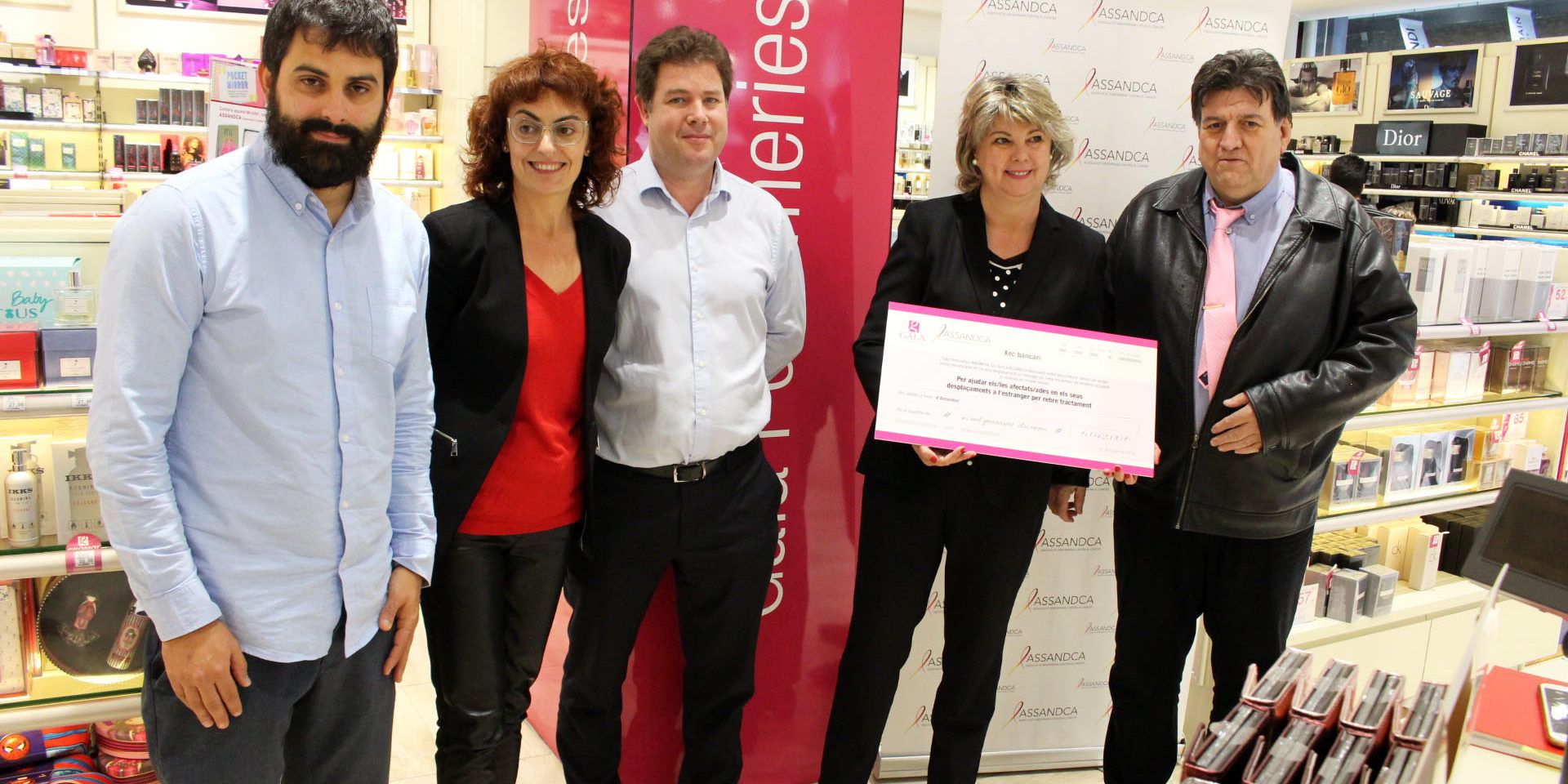 Gala Perfumeries lliura a ASSANDCA la recaptació del mirallet solidari L'equip directiu de Gala Perfumeries lliure al president d'ASSANDCA un taló per valor de 6.042 €