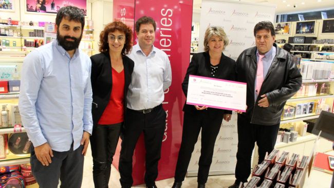 L'equip directiu de Gala Perfumeries lliure al president d'ASSANDCA un taló per valor de 6.042 €