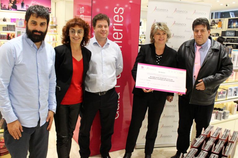 Gala Perfumeries lliura a ASSANDCA la recaptació del mirallet solidari L'equip directiu de Gala Perfumeries lliure al president d'ASSANDCA un taló per valor de 6.042 €