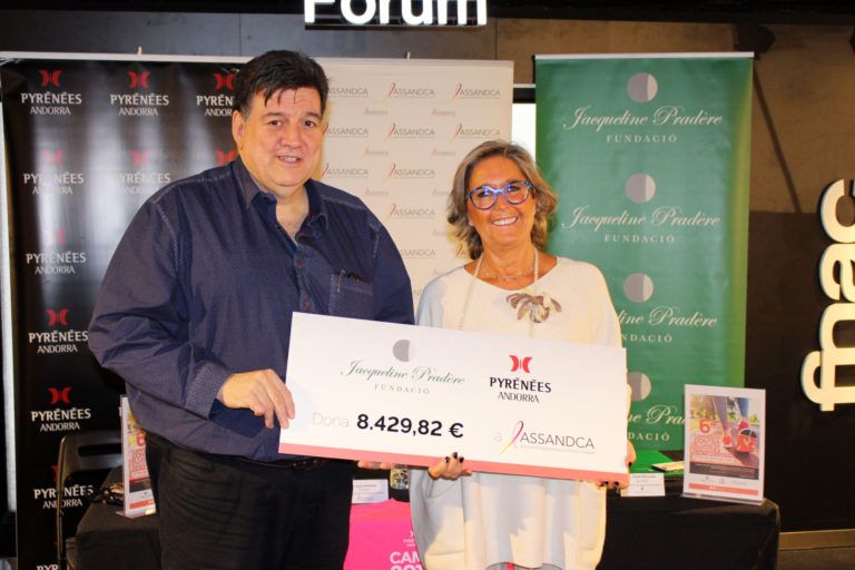 Xec Caminada Contra el Càncer 2019 Cristina Urbiola de Pérez, vicepresidenta de la Fundació Jacqueline Pradère, i Josep Saravia, president d'ASSANDCA