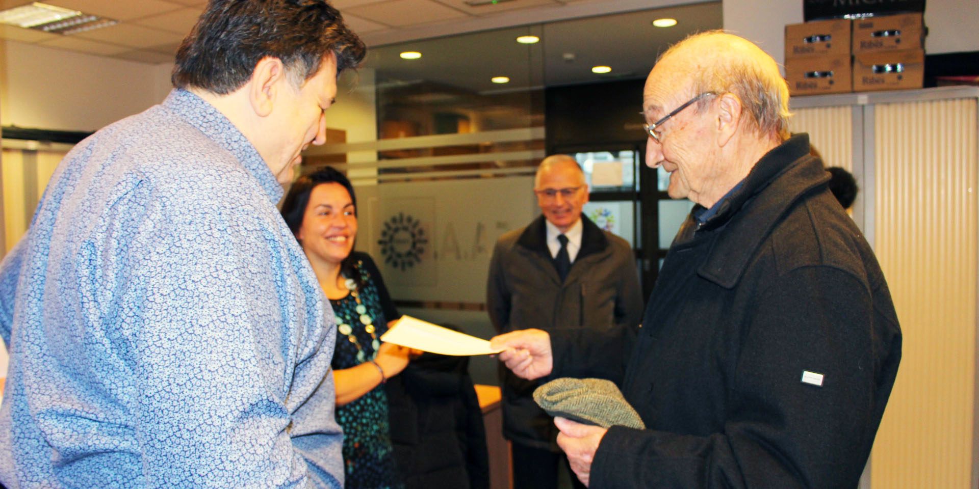 Lliurament del donatiu de l’Associació de Condecorats de la Legió d’Honor i de l’Ordre del Mèrit Francès a ASSANDCA Josep Marsal Riba lliura un xec de 1.000 euros a Josep Saravia