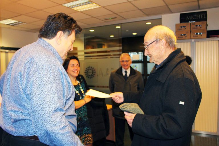 Lliurament del donatiu de l’Associació de Condecorats de la Legió d’Honor i de l’Ordre del Mèrit Francès a ASSANDCA Josep Marsal Riba lliura un xec de 1.000 euros a Josep Saravia