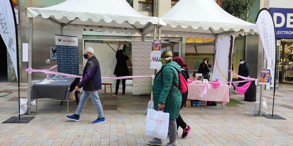 Parada del Pop Art Contra el Càncer 2020 Parada d'Assandca a l'avinguda Carlemany