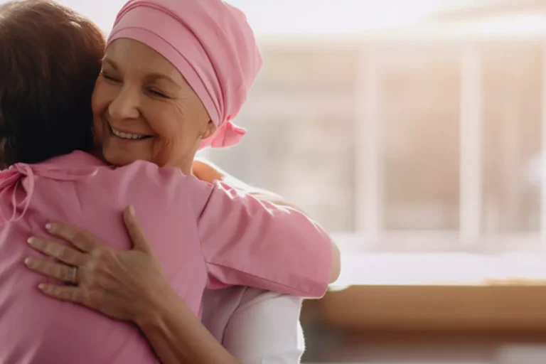 mediana-toma-de-mujeres-sonrientes-abrazandose